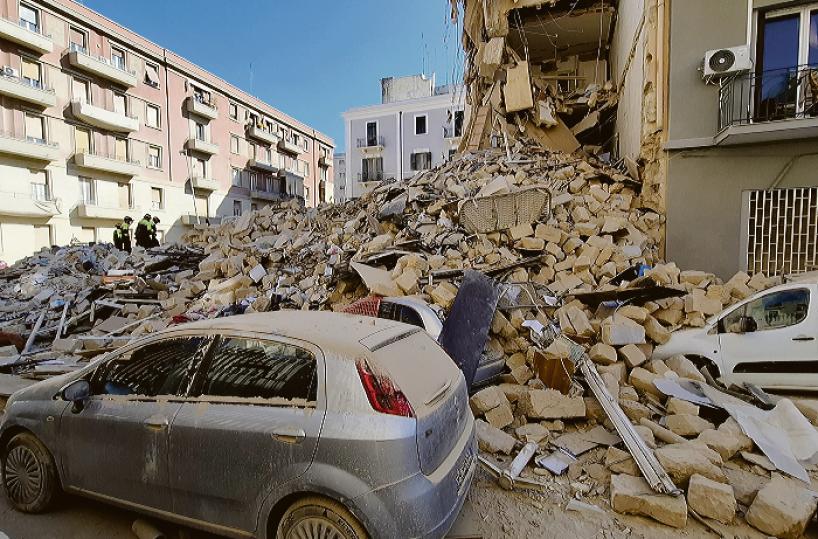 Dopo il salvataggio via alle indagini: nel fascicolo i verbali degli operai al lavoro sul cantiere. «Noi lì sino a un minuto prima del crollo»