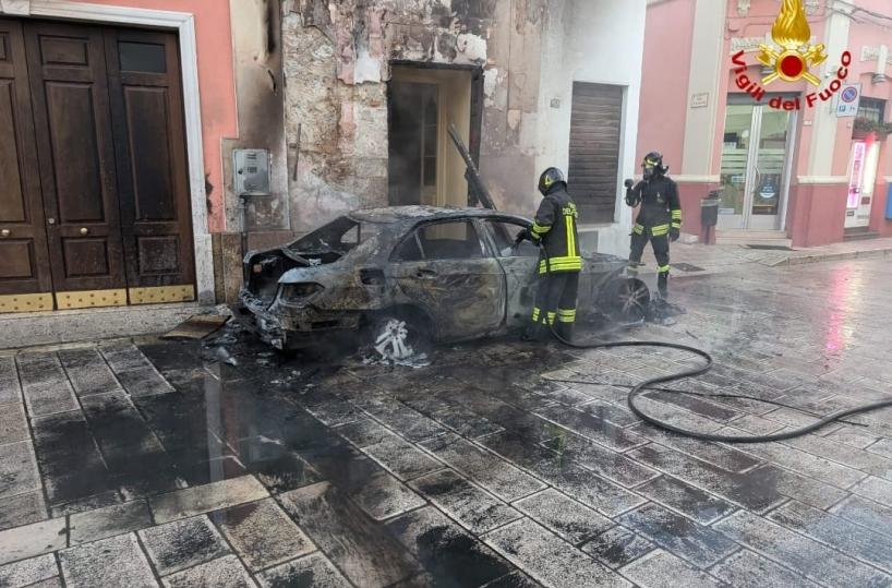 Cellino San Marco, in fiamme un'autovettura: danni all'abitazione davanti alla quale era parcheggiata