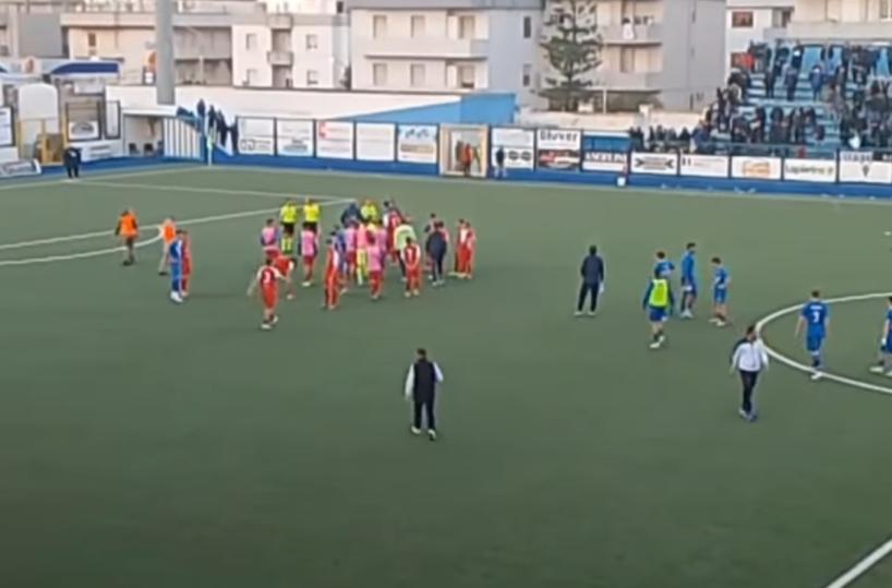 Lancio di oggetti in campo, sospesa la gara tra Fasano e Brindisi