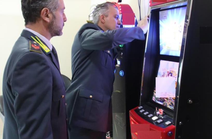 Slot machine abusive: a Taranto sequestrati 16 apparecchi in tre circoli ricreativi
