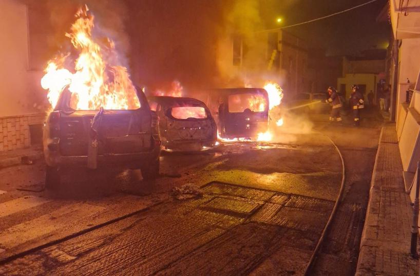 Corsano, incendiano 4 auto e escavatori dell'imprenditore Biasco: piazzata una bomba sotto casa, non esplode per miracolo