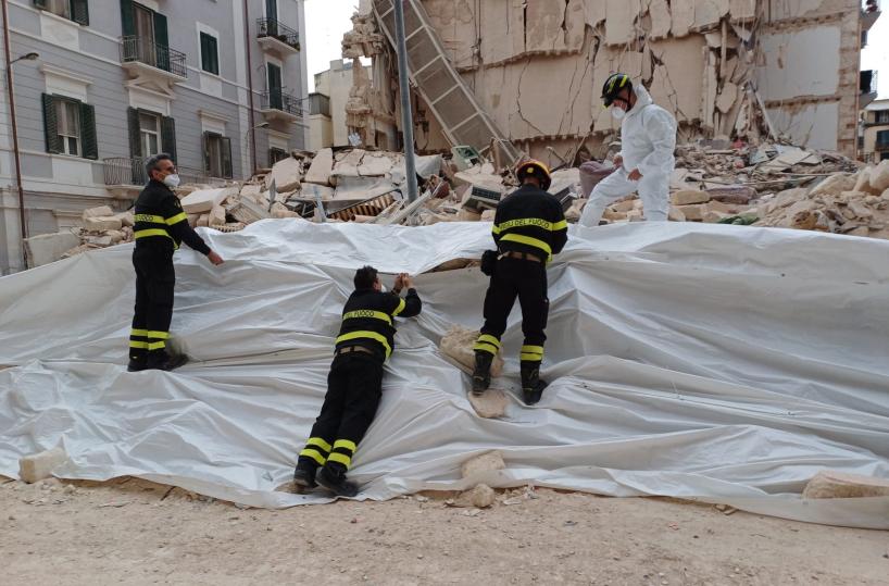 Crollo della palazzina a Bari, il vento alza le polveri: il Comune fa intervenire la Protezione civile