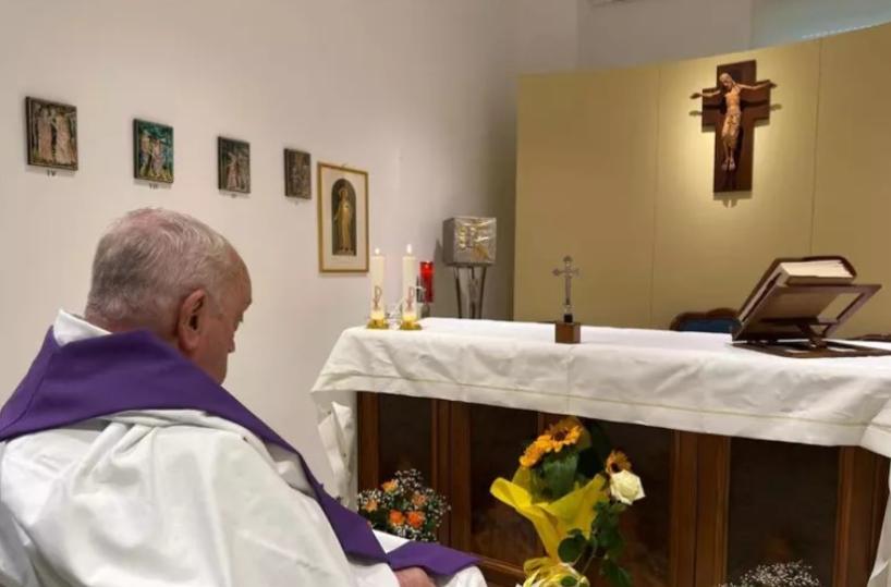Diffusa la prima foto di Papa Francesco dopo un mese di ricovero: il Pontefice è stabile