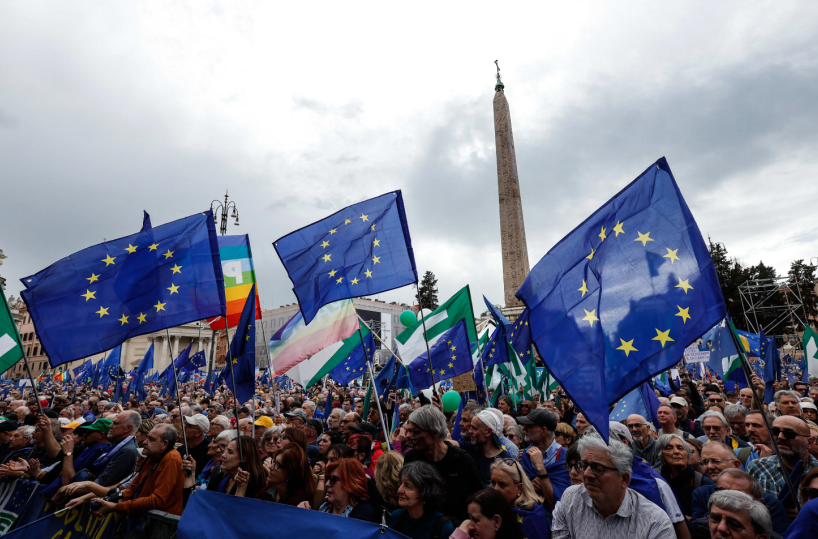 Quelle divisioni «armate» nelle finte piazze fanno comodo a destra