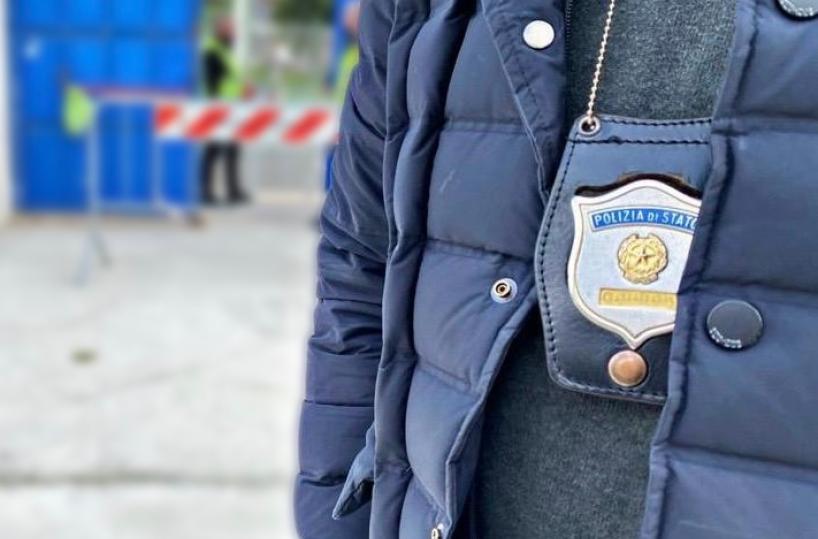 Lancio di fumogeni in campo e oltraggio a pubblico ufficiale: tre Daspo per tifosi del Brindisi
