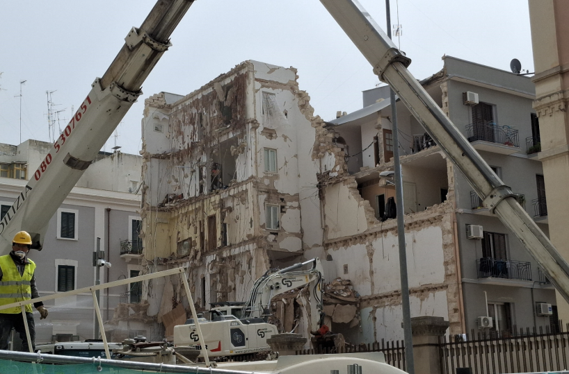 Crollo palazzina Bari, demolizione alla fase finale: altri rinforzi in via Pinto 16