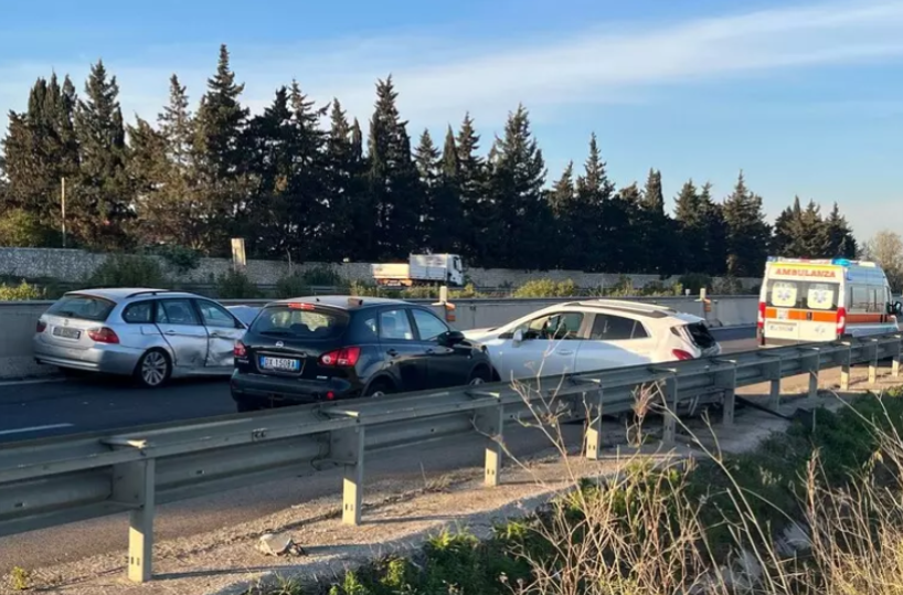 Brindisi, incidente sulla SS7: quattro auto coinvolte, sette i feriti