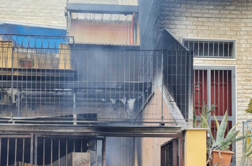 Canosa di Puglia, incendio nel garage sale all'appartamento al primo piano: salvata coppia di anziani