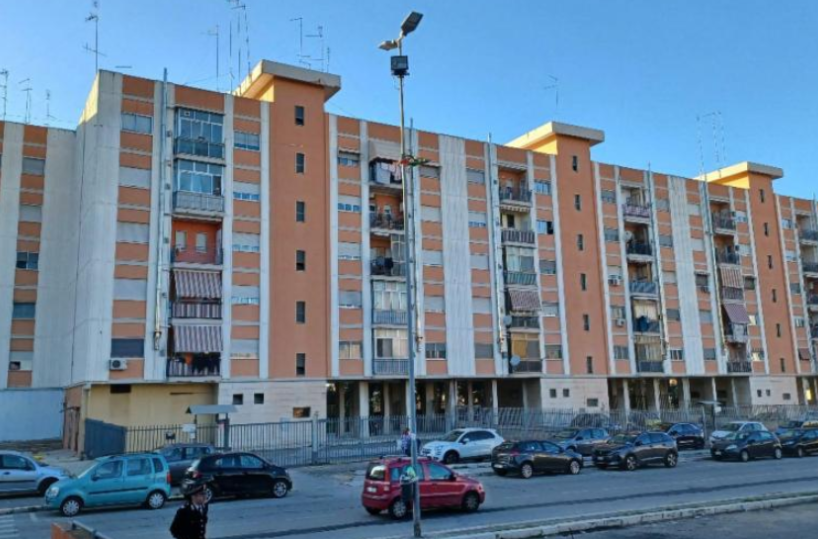 Bari, alloggi popolari in mano ai clan: oggi famiglia abusiva lascia la casa e consegna le chiavi