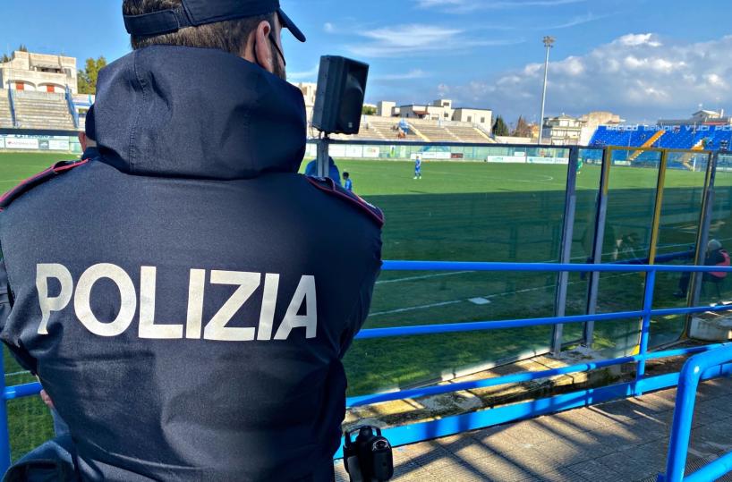 Lanciò in campo una bottiglia durante partita tra Fasano e Brindisi: identificato tifoso, Daspo e obbligo di firma