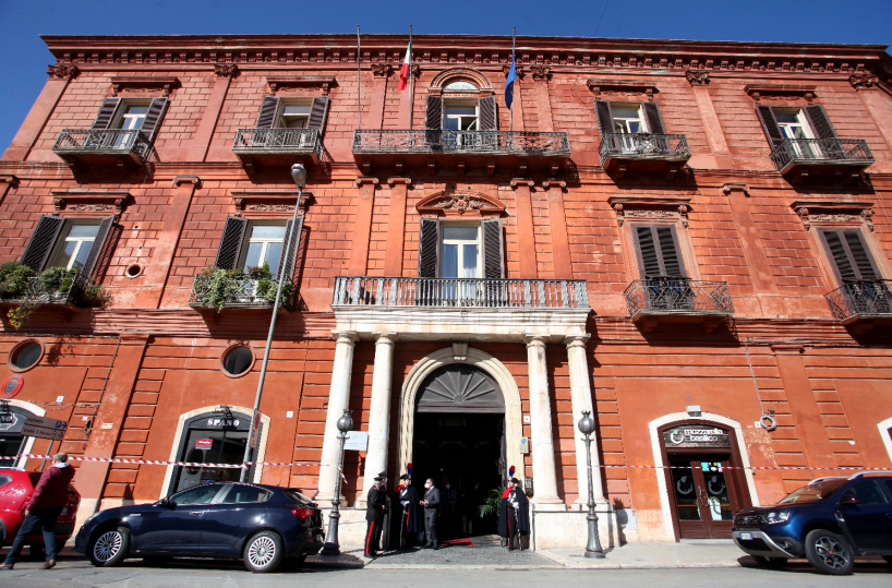 Isee basso, il Tar rigetta ricorso di un commerciante albanese a Bari e gli nega la cittadinanza: «Il Covid è una scusa, ci riprovi»