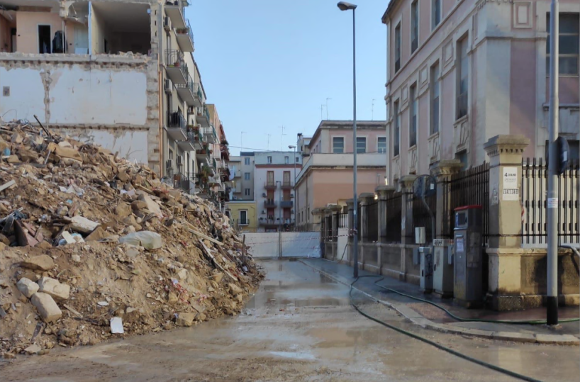 Crollo Bari, sette giorni per rimuovere le macerie in via Pinto: «Intervento urgente e improcrastinabile»