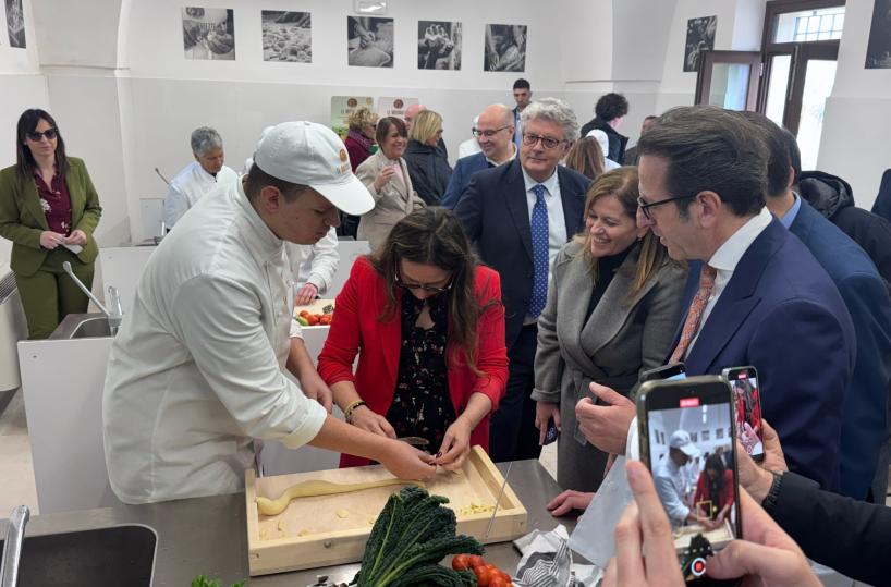 Ostuni, in visita la ministra Locatelli: eccola mentre impasta le orecchiette