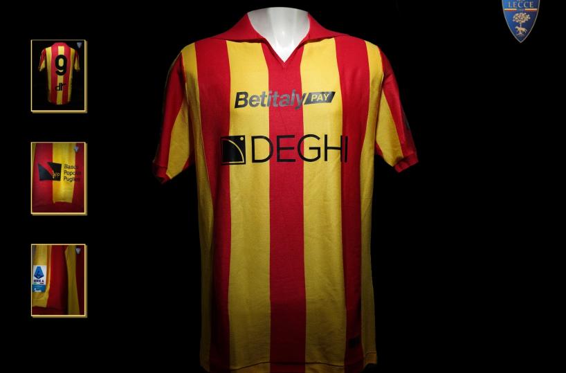 Lecce, contro la Roma squadra in campo con la maglia storica della stagione 1976/77