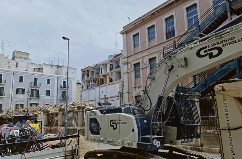 Crollo palazzina Bari, partono i lavori in via Pinto ma resta la «grana» macerie