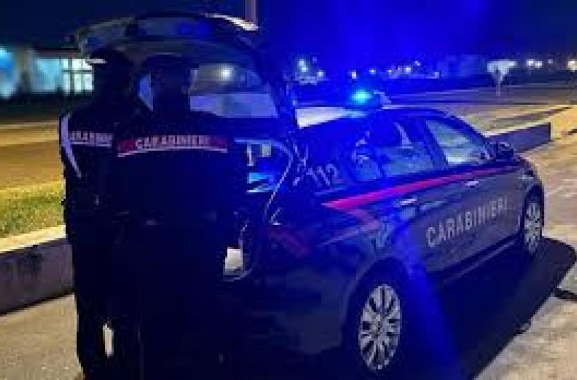 Acquaviva, tentano rapina in gioielleria: il proprietario reagisce e scaccia i malviventi