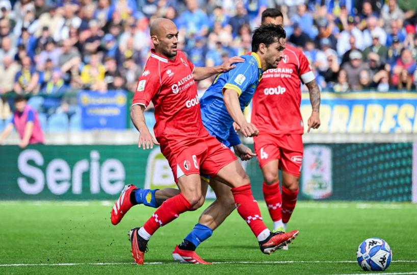 Il Bari non vince nemmeno a Carrara: rimontati 2-1 