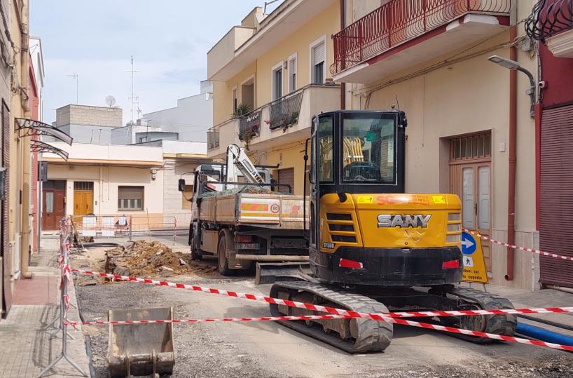 Mesagne, travolto da un escavatore mentre lavorava per Aqp: operaio 45enne in codice rosso