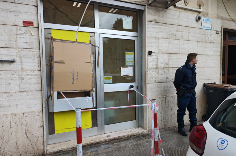 Barletta, malviventi fanno esplodere Postamat ma fuggono a mani vuote: danni a due auto in sosta
