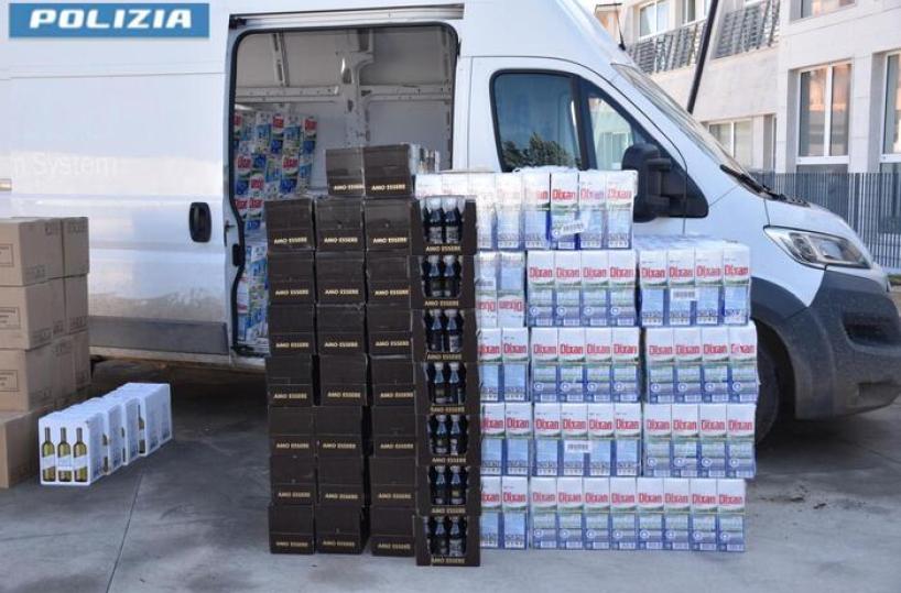 Polizia insegue Doblò rubato che si schianta sulla Andria-Barletta: all'interno 900 fustini di detersivo, vino e aceto balsamico