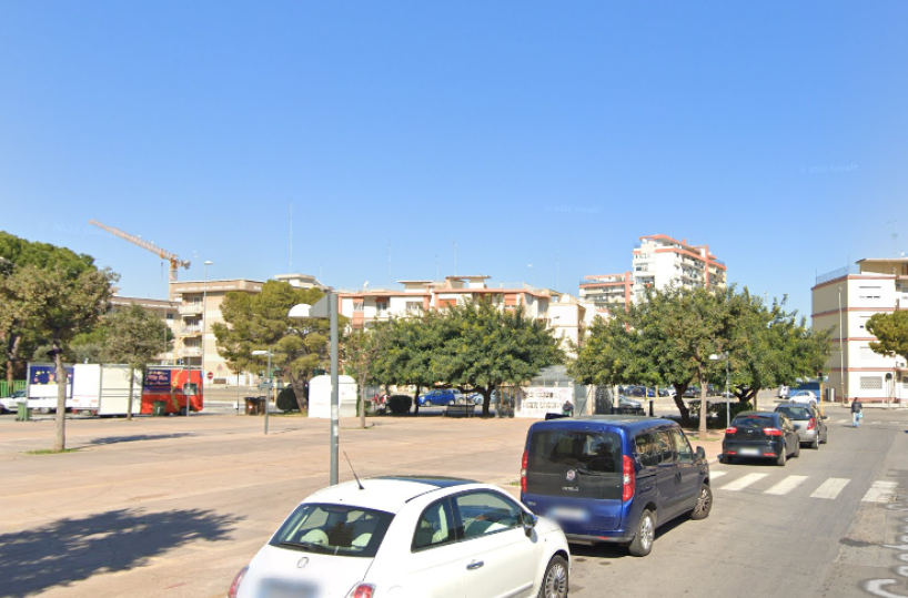 Bari, maxi incidente in via Omodeo: scontro tra 4 auto, una moto e una bici