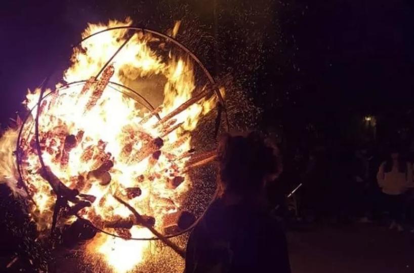 S.Marco in Lamis, il rito del fuoco nella Settimana Santa si apre alle donne: Maria Lea lancia una fracchia da 50 quintali