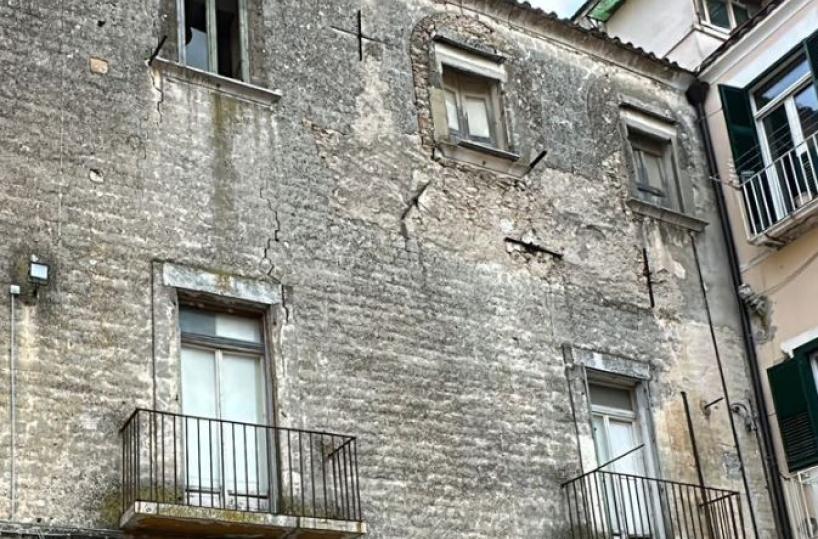 Le lesioni ad un palazzo diventano ferite al cuore