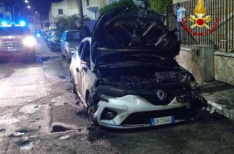 Cavallino, Renault in fiamme nella notte a Castromediano: indagini in corso