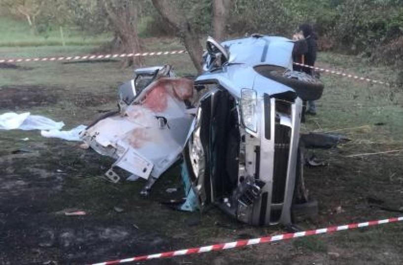 Tragedia nella notte nel Tarantino: auto si schianta contro un albero, morti 4 giovanissimi