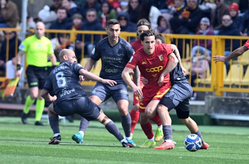 Catanzaro-Bari: 3-3, pioggia di gol, pareggio biancorosso nel finale