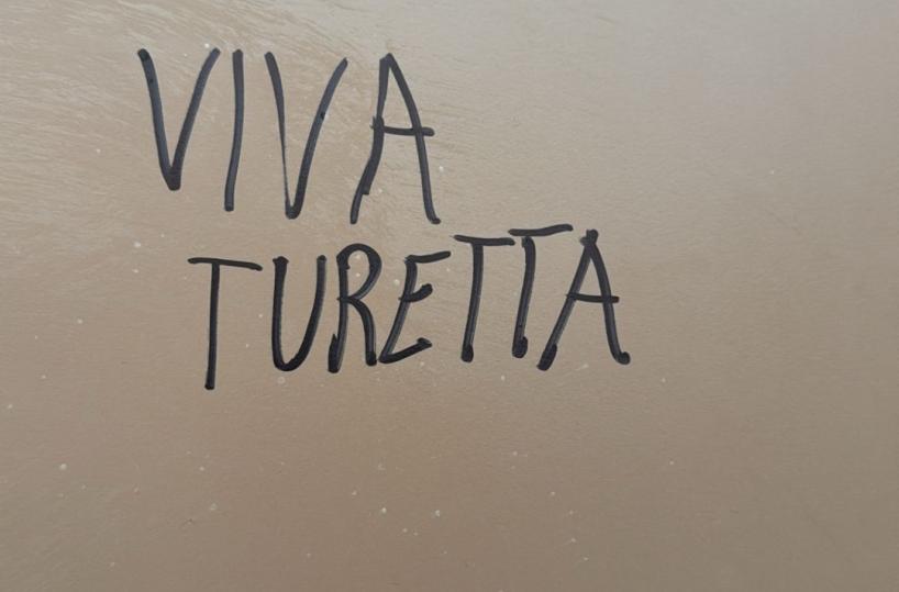 Barletta, nei bagni di un liceo appare la scritta «W Turetta»: scoppia la polemica