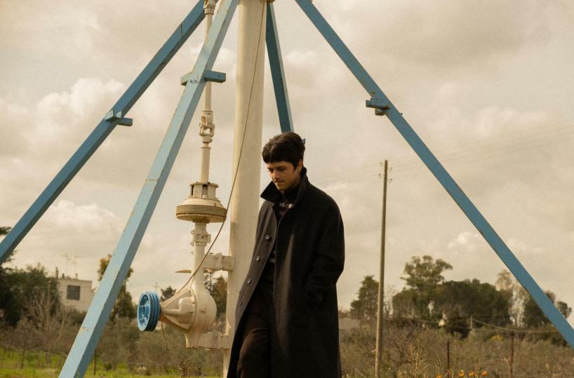 «Camus», da Monopoli l'esordio di Vito Topputo: «Non sempre è sbagliato lasciarsi trasportare dalla routine»