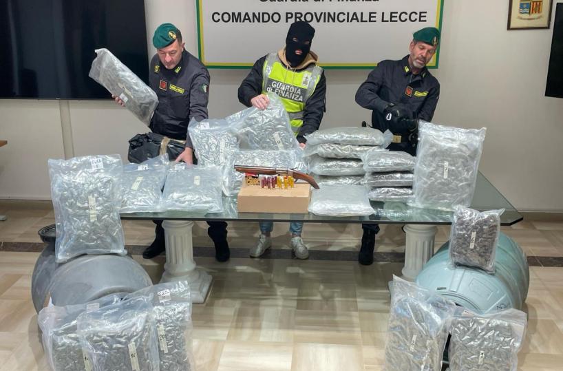 Fermato vicino all'Ecotekne con 700 grammi di marijuana, nella sua masseria la finanza ne trova altri 2 kg