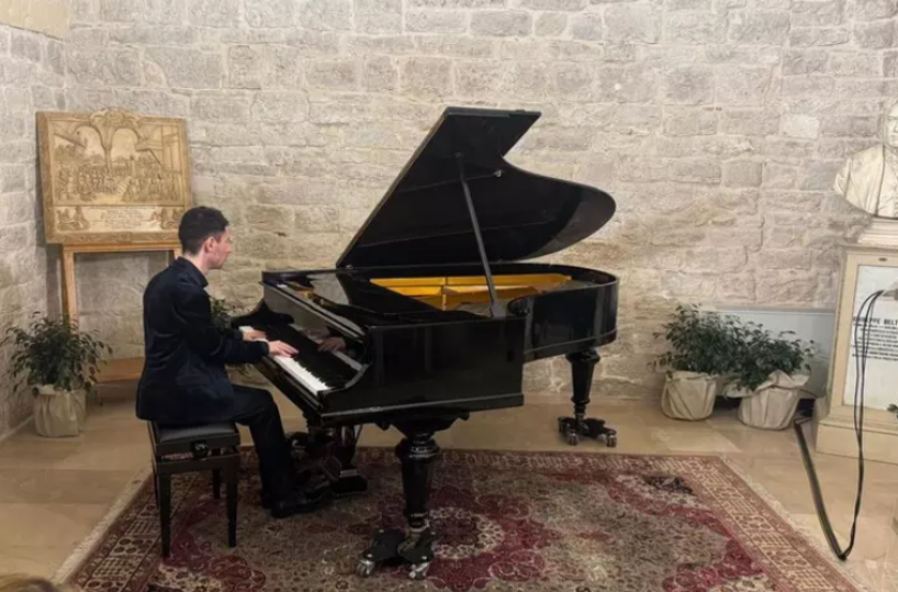 È di Trani il primo studente italiano non vedente laureato in pianoforte: un premio per Nicola Pio