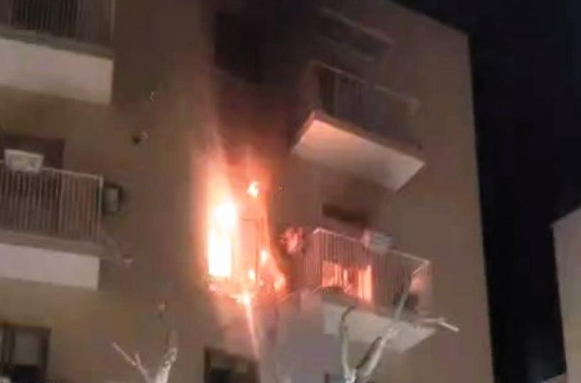 Boato a Trani, esplosione in via Alvarez: le fiamme avvolgono un appartamento