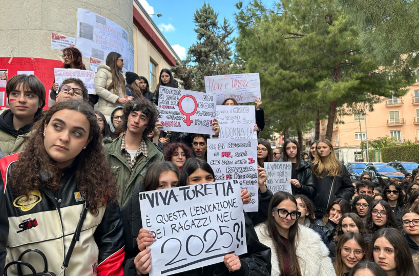 «Viva Turetta», al liceo di Barletta cancellate le scritte sessiste: ora un percorso formativo per il linguaggio di genere