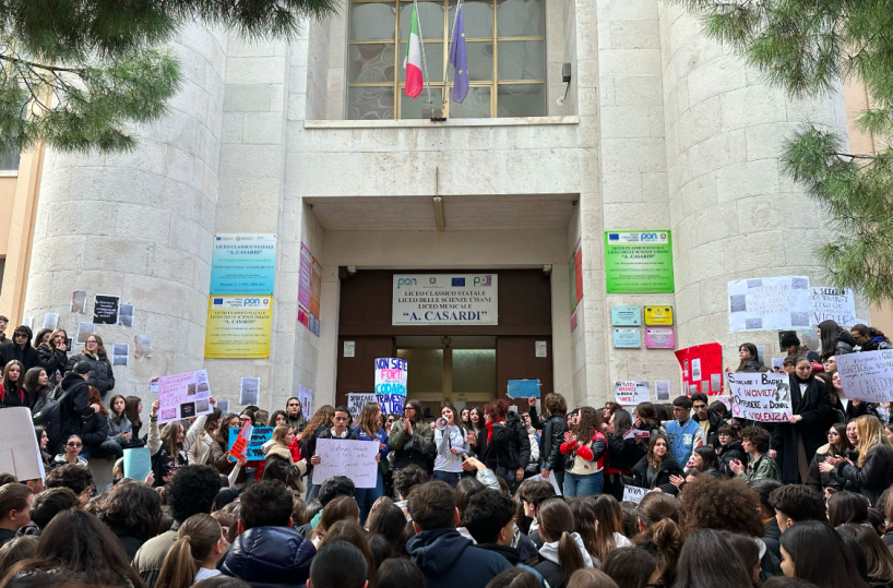 Barletta, flash mob contro il sessismo. Una domenica di mobilitazione, anche oggi studenti in piazza