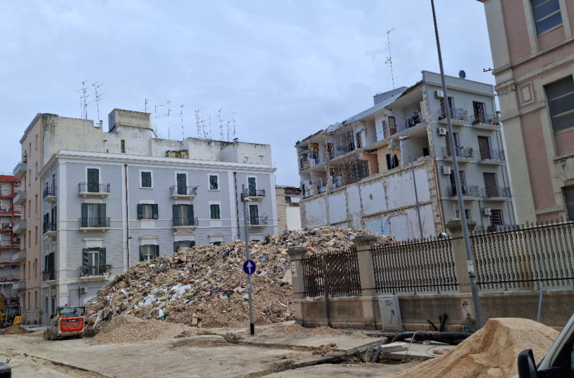 Bari, crollo della palazzina in via Pinto: la rimozione delle macerie al civico 16 fino a venerdì 18