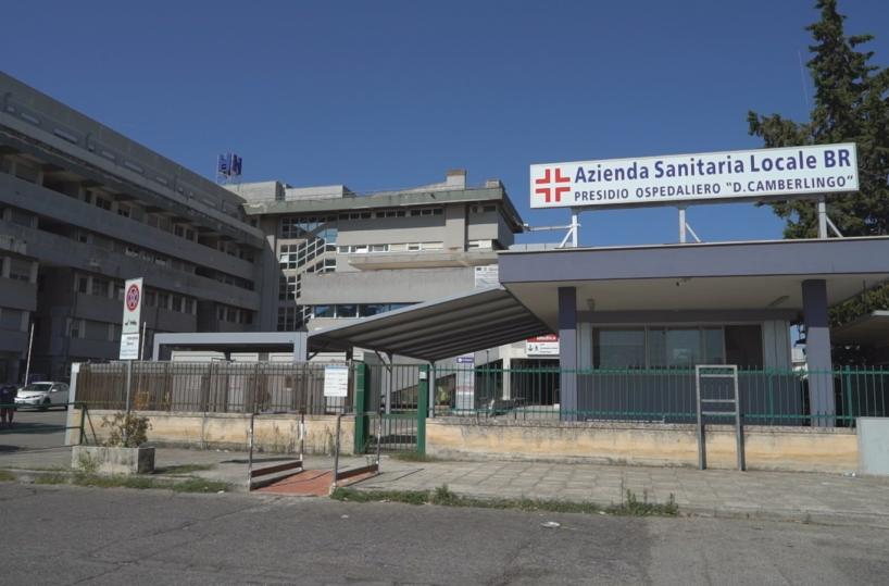 Malore mentre è in attesa nel pronto soccorso a Francavilla Fontana, cade e sbatte la testa: muore 55enne