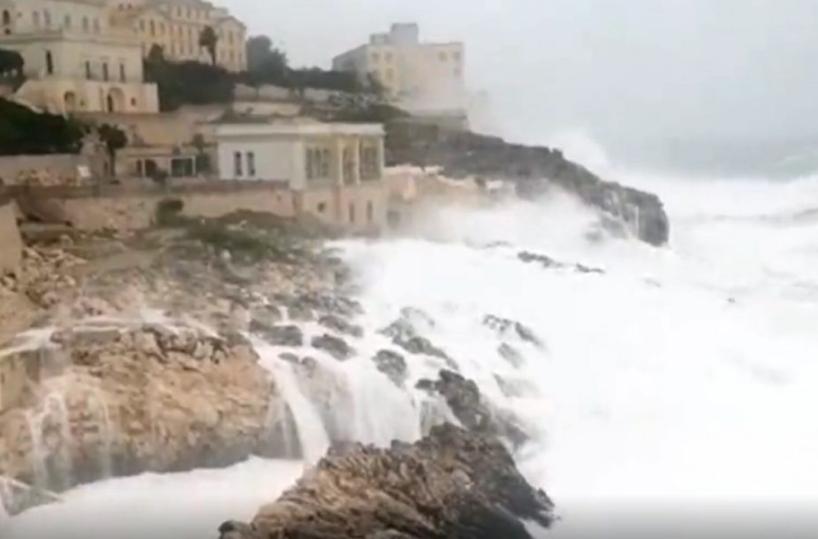Tragedia sfiorata a Santa Cesarea Terme: onda travolge 12enne belga e la trascina in mare, salvata