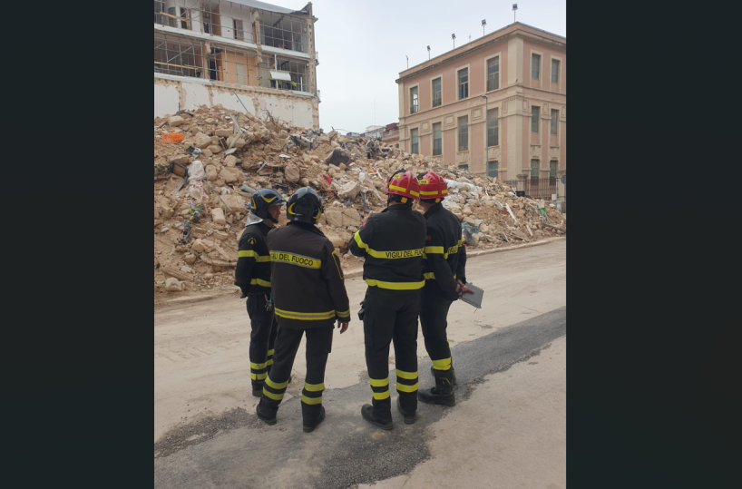 Bari, cantiere palazzina crollata: si comincia a coprire con le lamiere gli appartamenti scoperti