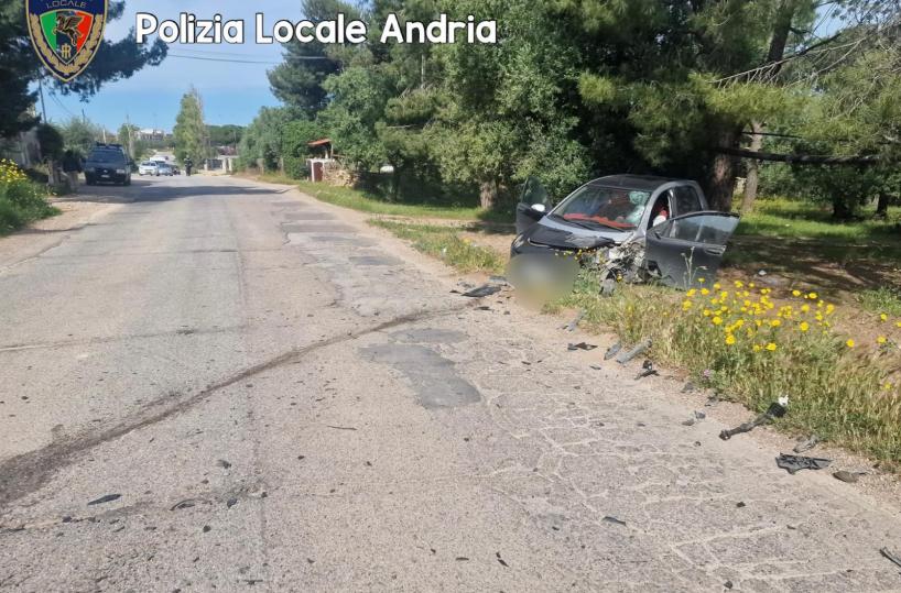 Smart contro autocarro che trasporta blocchi in pietra alle porte di Andria: 60enne in codice rosso