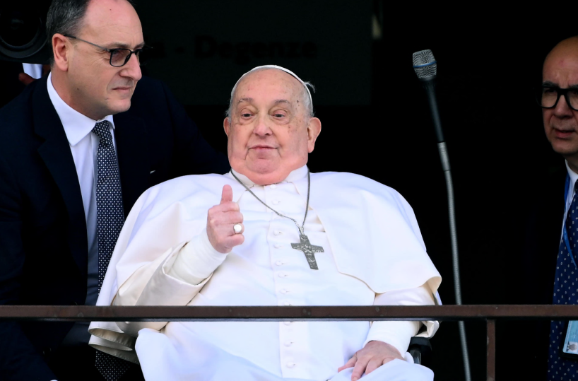 Il Papa e il nodo della convalescenza. L'esperto: «Dopo una polmonite grave servono due mesi di riposo»