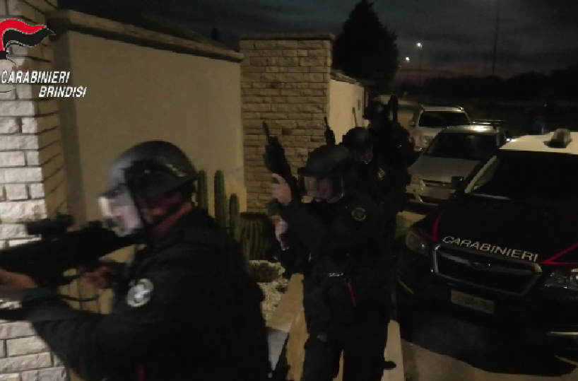 Droga, armi e aiuti alla Sacra Corona Unita a Tuturano: 10 arresti tra Brindisi, Lecce e Padova