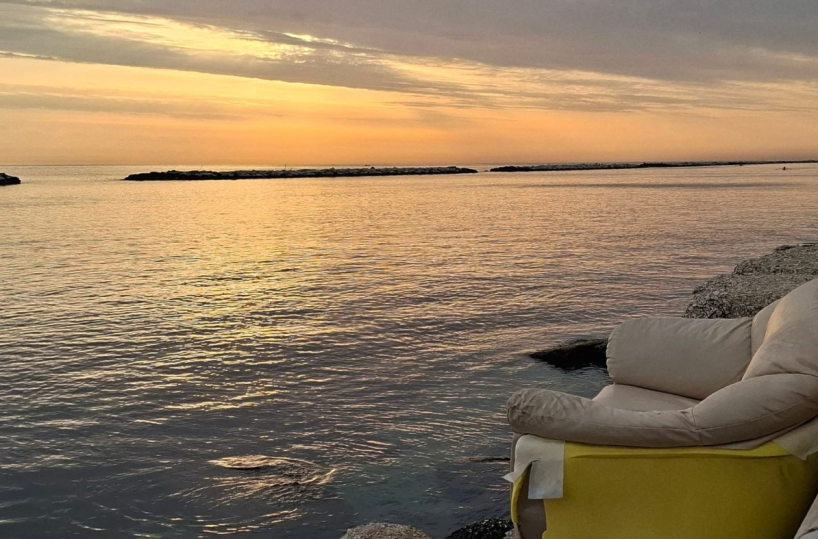 Bari, un divano abbandonato sugli scogli. Il sindaco: «Dopo aver ammirato l'alba, potevate riportarlo a casa»