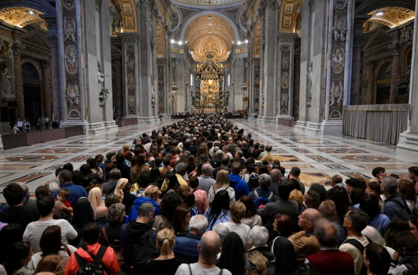 Papa Francesco, nuova giornata di saluti e omaggi: già 50mila fedeli in fila