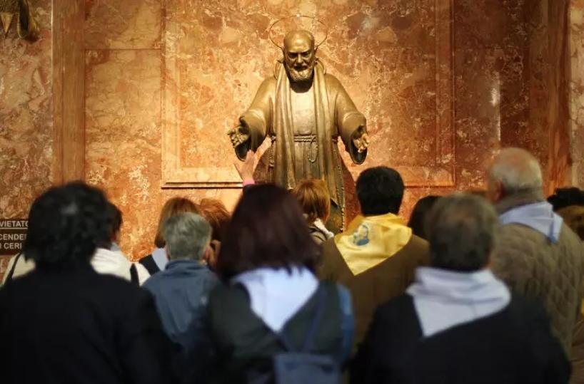 Fiaccolata e messa per Papa Francesco nel paese di San Pio