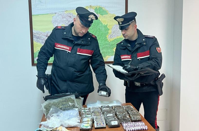 Cagnano Varano, 30enne arrestato in flagranza con quasi nove kg di droga, tra cocaina, hashish e marijuana