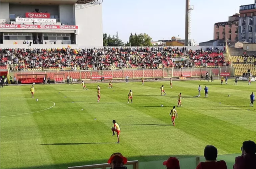 Si arrampicò su recinzione Curva Est durante Catanzaro-Bari e inveì contro i pugliesi: Daspo di 8 anni a ultras calabrese
