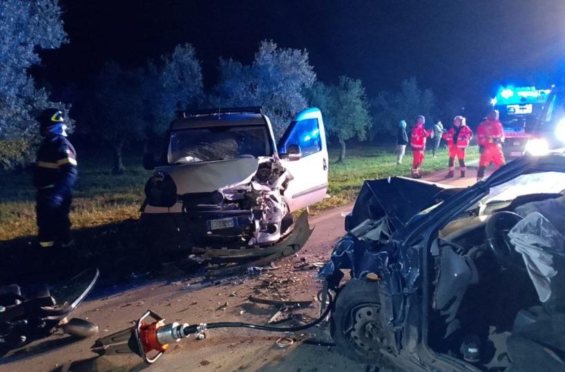 Due auto si scontrano fra Cerignola e Candela: un uomo muore dopo il ricovero